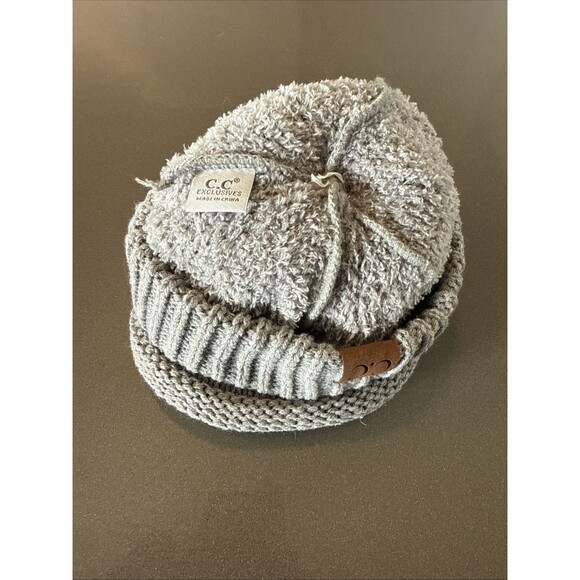 C.C Exclusive Womens Gray Knit Beanie Faux Fur Pom Warm & Soft - Picture 3 of 3